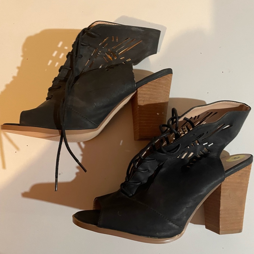 Chic Black Heeled Sandals Restricted 9 NWOB